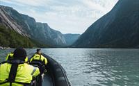 Spektakulær fjordutsikt frå ein RIB-båt på Osafjorden i Hardanger. Perfekt for eventyrlystne naturglade turistar.