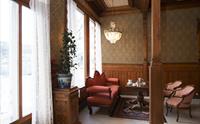 Elegant salong på Thon Hotel Sandven, med historiske møblar og utsikt mot Hardangerfjorden.