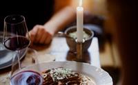 Middag med smaksrik kraft og nøye utvalde råvarer – servert med omtanke i varm atmosfære.