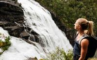 Nærbilete av turgåar med utsikt over Nykkjesøyfossen, ein av dei vakraste fossane i Husedalen.