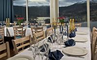 Serveringslokalet til Hardanger Saft og Siderfabrikk, klart for sidersmaking med panoramautsikt over Hardangerfjorden.