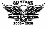 Hodeskalle med vinger og Spitfire skrevet på
