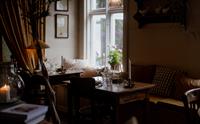 Sjarmerande spiseplass på Hotel Sundal – med lun atmosfære og utsikt til fjordhagen.