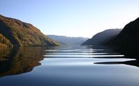 Speilblank fjord