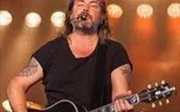 Geir Halleland synger med gitar