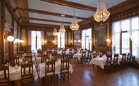 Storslått spisesal på Thon Hotel Sandven – eit historisk hotell ved Hardangerfjorden.