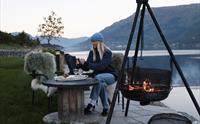 Koseleg uteplass med bålpanne og panoramautsikt frå Aga Fjordapartments.