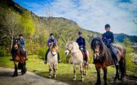 Ridetur i byfjellene med Øvre-Eide gård