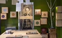 Interaktiv utstilling på Haugesenteret med fokus på lesaren Olav H. Hauge og hans verk, omringa av kunst og litterære verktøy.