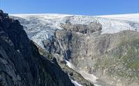 På toppen av Reinanuten med utsikt mot Buarbreen, en brearm av Folgefonna.