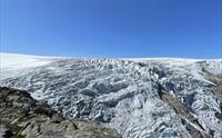På toppen av Reinanuten med utsikt mot Buarbreen, en brearm av Folgefonna.