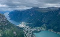 Utsikt ned mot Sandvinsvatnet, Buerdalen og Hardangerfjorden.