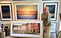 Marianne med «Bryggen X» i galleriet sitt.