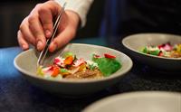 Kokken på Buer restaurant danderer en rett.