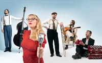 Fint Fransk Orkester (dame og herrer) med instrumentene i hendene