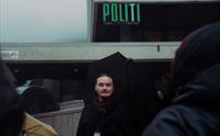 På utsiden av politistasjonen