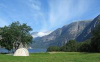 Et lite hvitt telt ved Eidfjordvatnet.
