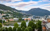 Lost in Norway - Bergen sentrum med Ulriken i bakgrunnen