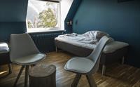 Eit rom med fantastisk utsikt over Hardangerfjorden – ein perfekt stad å lade opp.