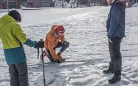 Guiden viser korleis ein skal ta på seg ski