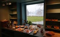 Start dagen med ein smakfull frukost og panoramautsikt over Hardanger.