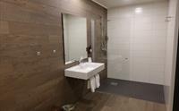 Nytt, moderne bad med romsleg dusj på Trolltunga Hotel.