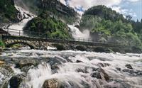 Oversiktsbilete av Låtefoss og brua i Ullensvang, Hardanger.