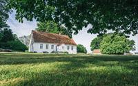 Framsida av Halsnøy Kloster i Hardanger-regionen.