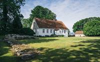 Halsnøy Kloster i Hardanger-regionen på ein finværsdag.