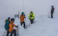 Guide viser korleis ein måler snødybde