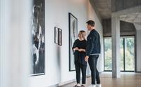 Besøkande studerer samtidskunst på utstilling i Kunsthuset Kabuso.