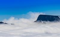 To fjelltopper over skydekke.