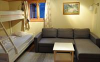 Ei køyeseng og sofa på eit soverom