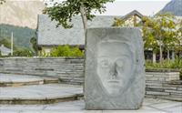 En skulptur som viser et ansikt der øynene ser deg uansett hvor du går.