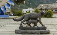 En skulptur av to rever, en mor og en valp.