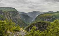 Panoramautsikt fra toppen av Hjølmadalen mot Eidfjordvatnet.