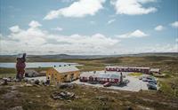 Dyranut Fjellstova og Dyranut Turisthytta sett fra utsiktspunkt over RV7.