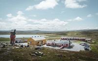 Utsikt over Dyranut Fjellstova og Dyranut Turisthytta, sett fra andre siden av RV 7.