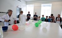 Engasjerande eksperiment med ballongar under ein lærande workshop på KraftLaben.