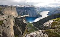 Ein einsleg turgåar nyt den spektakulære utsikta frå Trolltunga, eit høgdepunkt for naturopplevingar i Noreg.