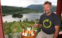 Hardanger-sider frå Ulvik – handlaga med kjærleik og tradisjon, servert med ein fantastisk fjordutsikt.