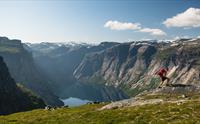 Ein eventyrleg fjelltur i det vakre landskapet rundt Trolltunga med utsikt over fjord og fjell.