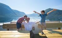 Fjord Cruise happy kids - Glaciertour