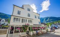 Stemningsfullt miljø med duften av nybakt brød og boller utenfor Fløy Bakeri på Lofthus i Hardanger