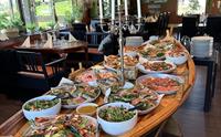 Ein innbydande sjømatbuffet servert på ein tradisjonell trebåt i Gjøa Sjømat, Rosendal. Eit utval av fersk fisk, reker og lokale delikatesser.