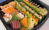 Ein elegant sushi-tallerken med fersk laks, tunfisk og sashimi, perfekt tilberedt hos Gjøa Sjømat i Rosendal.
