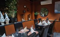Ei stemningsfull restaurantoppleving hos Gjøa Sjømat, med varmt interiør og dekorasjonar som gjev ein koseleg atmosfære.