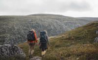 To turgåere med store ryggsekker på tur på Hardangervidda.