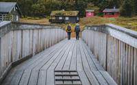 To turgåere krysser den nye brua nedenfor Vivelid fjellstue.