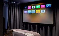 Apple TV og prosjektor med lerret